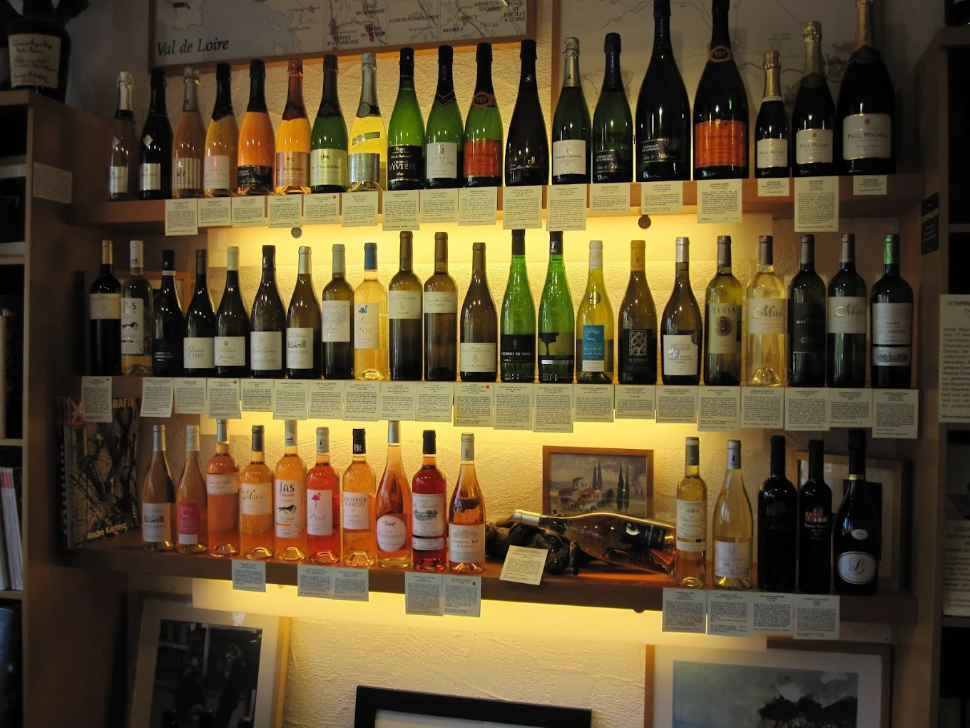 Weinregal mit Weißweinen und Loire-Karte