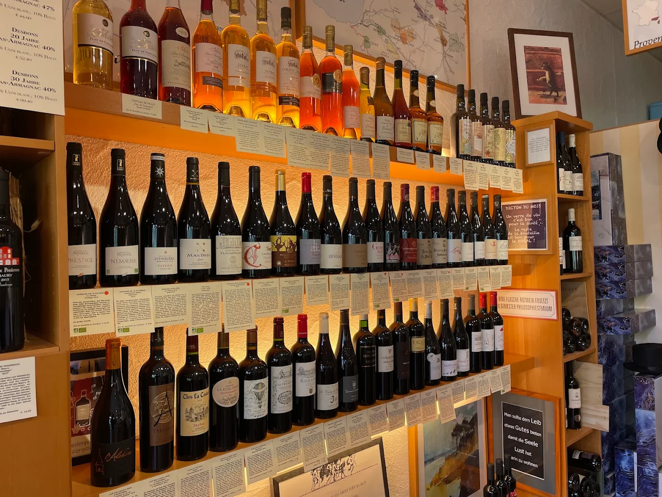 Weinregale im Wein Depot France mit französischen Weinen